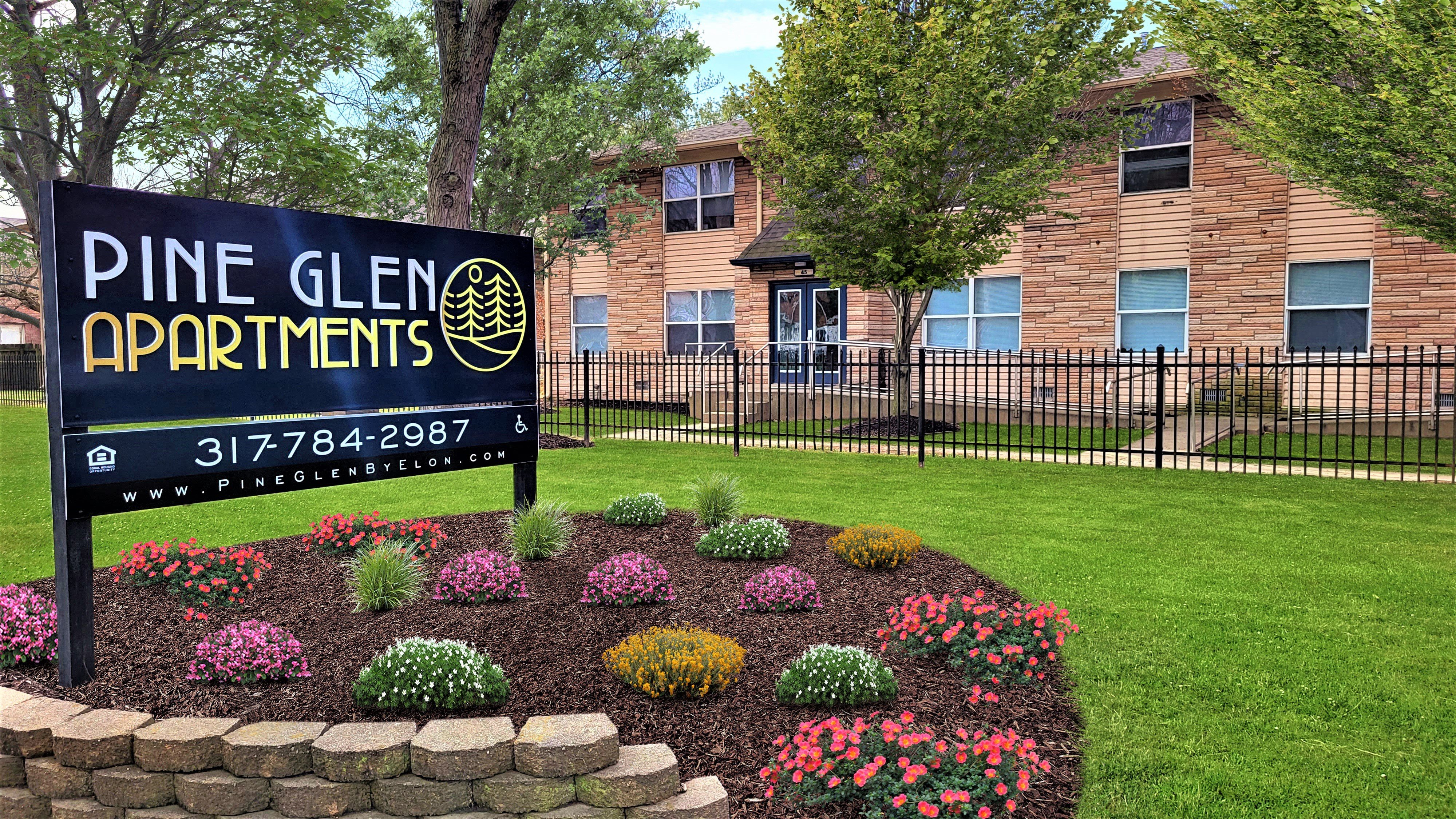 a sign that says pine glen apartments